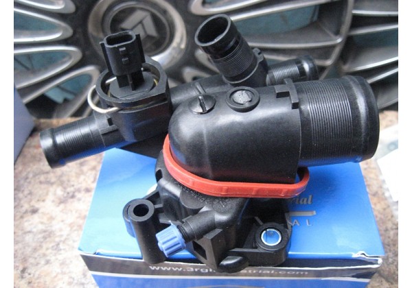 Корпус термостата, термостат Renault 2.0 dci, 8200801570, 8200907243, 8200907239